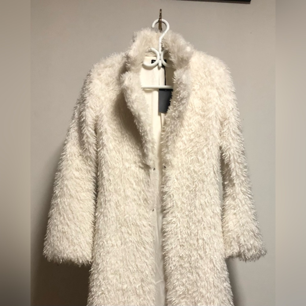 Unique white faux fur coat with lace details - Picture 4 of 8